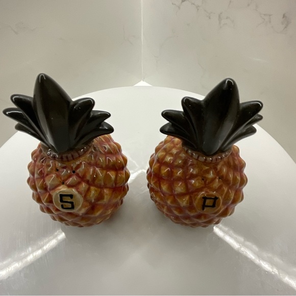 Tommy Bahama Pineapple Salt & Pepper Shakers - Picture 2 of 8